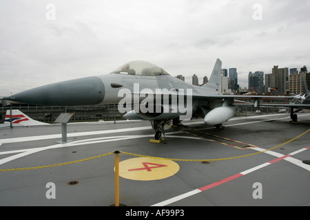 General Dynamics F 16 Fighting Falcon auf dem Display auf dem Flugdeck der USS Intrepid auf dem Intrepid Sea Air Space Museum Stockfoto