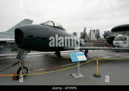 North American FJ 3 Wut auf dem Display auf dem Flugdeck der USS Intrepid auf dem Intrepid Sea Air Space Museum Stockfoto