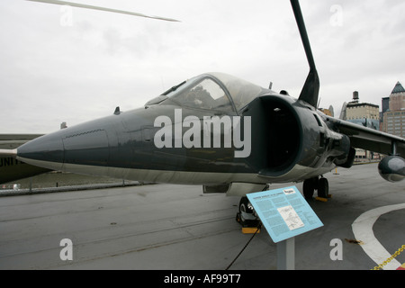 Hawker Siddeley AV 8C Harrier auf dem Display auf dem Flugdeck der Intrepid Sea Air Space Museum New York City New York USA Stockfoto