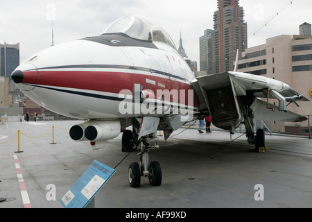 Grumman F-14 Tomcat auf dem Flugdeck der USS Intrepid an der Intrepid Sea Air Space Museum New York City New York USA Stockfoto