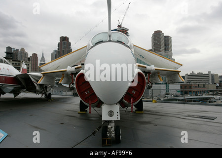 Grumman A-6F Intruder auf dem Display auf dem Flugdeck der Intrepid Sea Air Space Museum New York City New York USA Stockfoto