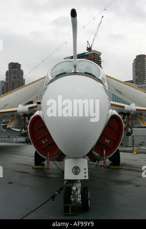 Grumman A-6F Intruder auf dem Display auf dem Flugdeck der Intrepid Sea Air Space Museum New York City New York USA Stockfoto