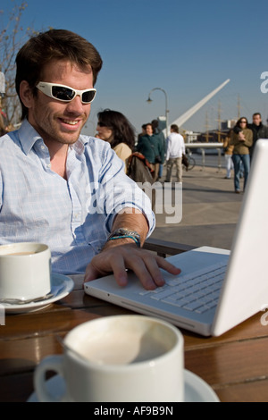 Mann mit Laptop in Puerto Madero, Buenos Aires Stockfoto