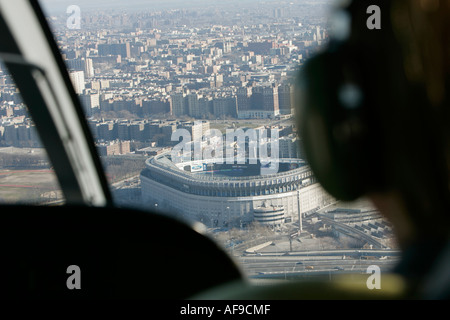 American Eurocopter EC130 fliegt über ehemaligen Yankee Stadiumthrough Plexiglas vom Piloten während Helikopter sightseeing Stockfoto