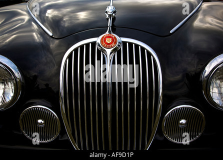 Eine Nahaufnahme von einem makellosen schwarzen Jaguar XK150. Goodwood Revival West Sussex UK 2007 Stockfoto