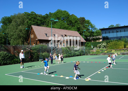 Kinder Tennis-Stunde, Bracknell Tennisclub, Lilly Hill, Berkshire, England, Vereinigtes Königreich Stockfoto