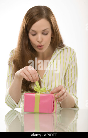 Junge Frau Rosa Öffnung vorhanden, Porträt Stockfoto