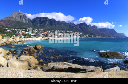 Camps Bay vor dem Hintergrund der mit zwölf Aposteln Cape Town, Western Cape Provinz; Südafrika Stockfoto
