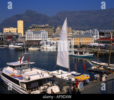 Luxus-Yachten und motorisierte Kreuzfahrtschiffe ankern in Victoria & Alfred Waterfront in Kapstadt. Stockfoto