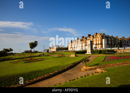 Hunstanton Kenotaph und Gebäude entlang der Strandpromenade im Esplanade Gardens Hunstanton Norfolk, England Stockfoto