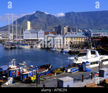 Luxus-Yachten und motorisierte Kreuzfahrtschiffe ankern in Victoria & Alfred Waterfront in Kapstadt. Stockfoto