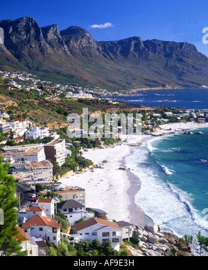 Clifton und Camps Bay gesehen vor dem Hintergrund der mit zwölf Aposteln Cape Town, Western Cape Provinz; Südafrika Stockfoto