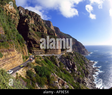 Fahrzeuge fahren entlang Chapmans Peak Drive in der Nähe von Kapstadt Western Cape Provinz; Südafrika Stockfoto