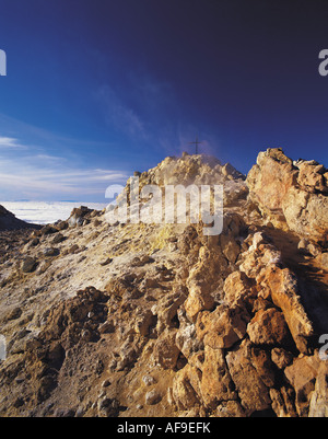 Schwefel verkrustete Felsen und Dampf nahe dem Gipfel des Teide 3718m in Mt Teide Nationalpark Teneriffa Kanarische Inseln Stockfoto