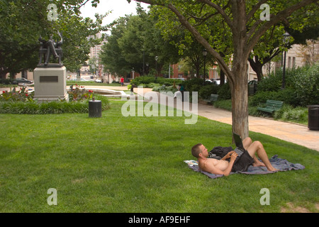 Laptop-Benutzer im Park am Mount Vernon Place, Baltimore MD Stockfoto