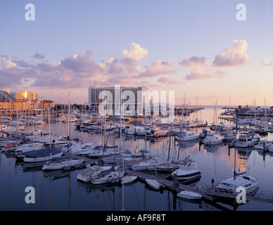 Vilamoura Marina an der Algarve südlich von Portugal. Nach der Bootsfahrt können Sie mit dem Segelboot und dem Motorboot in einem sicheren, ruhigen Dock am Sonnenuntergang entspannen Stockfoto