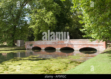 Brücke auf dem Gelände von Audley End House Saffron Walden Cambridgeshire England GB UK Stockfoto