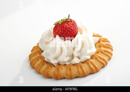 Erdbeeren Tartelette mit Schlagsahne Stockfoto