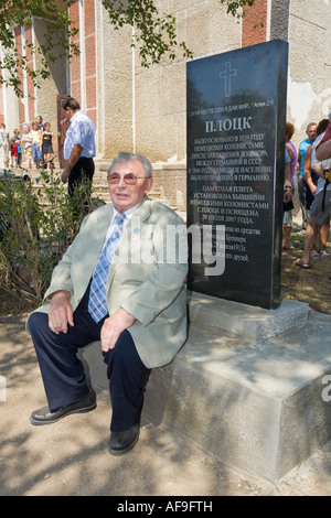 Dr. Edwin Kelm sitzen am Gedenkstein unter Hinweis auf die Stiftung des Dorfes Plotzk / Ukraine von deutschen Kolonisten Stockfoto