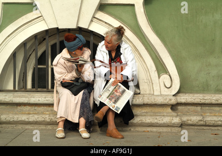 Ältere Frauen sitzen mit Zeitung St.Petersburg Russland Stockfoto