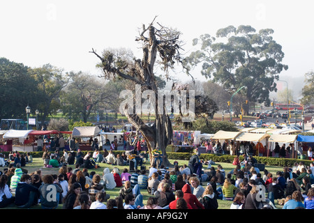 Masse der Leute beobachten Sänger führen in Recoleta, Buenos Aires Stockfoto