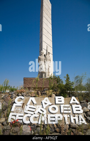 Verfallenden Kriegerdenkmal in Sarata, Ukraine, in Erinnerung an einen zweiten Weltkrieg Schlacht im August 1944 gebaut Stockfoto