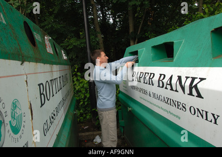 Mann, der Zeitschriften in recycling Bank in Bovey Tracey Devon England Stockfoto