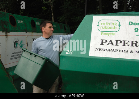 Mann, der Zeitschriften in recycling Bank in Bovey Tracey Devon England Stockfoto