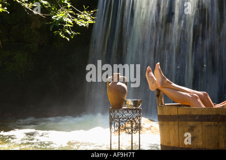 Frau entspannende in Wanne, niedrige Abschnitt Stockfoto