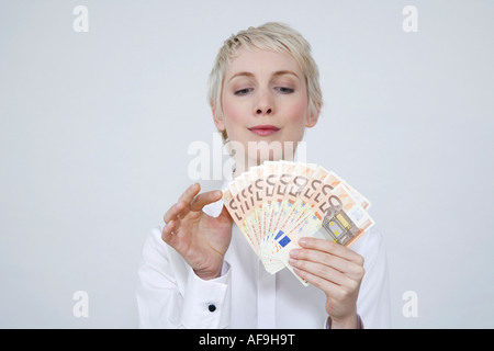 Junge Frau halten Geld, portrait Stockfoto