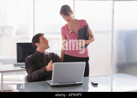 Business-Frau und Mann arbeitet am Laptop, Teamarbeit Stockfoto