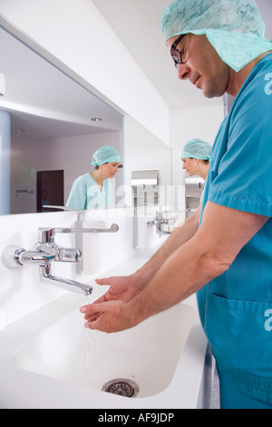Chirurg, Hände waschen Stockfoto