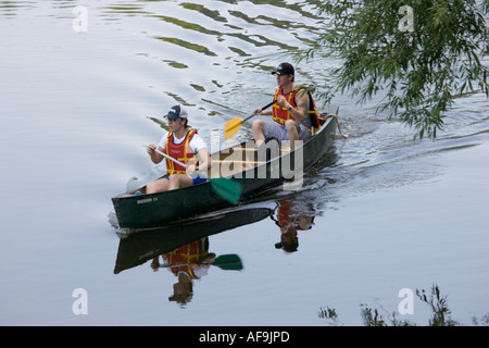 Zwei Männer tragen bunte Rettungswesten paddeln Aluminium Canadier down River Wye niedriger Lydbrook UK Stockfoto