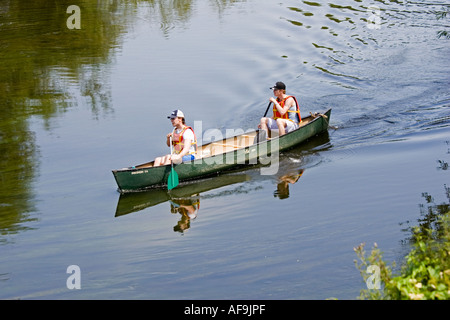 Zwei Männer tragen bunte Schwimmwesten und rote Paddel Aluminium Canadier Paddeln mit down River Wye niedriger Lydbrook UK Stockfoto