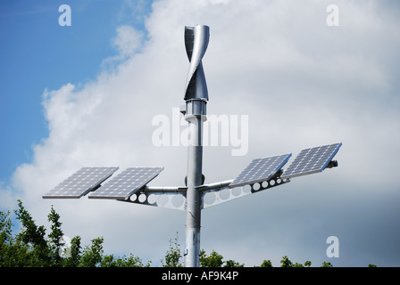 Solarenergie, kombiniert Wind- und Solar-Panels, Woking, Surrey, England, Vereinigtes Königreich Stockfoto