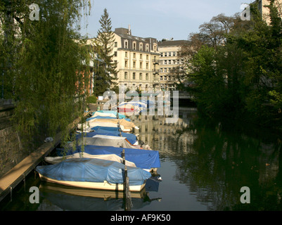 Überdachte Boote, die in Schanzen Graben Kanal in Zürich, Schweiz, festgemacht Stockfoto