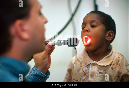 Miami Florida, schwarzafrikanische Afrikaner Minderheit, Erwachsene, Mann Männer männlich, junge Jungen Kind Kinder Kinder jung, bekommt kostenlos medizinische Untersuchung Stockfoto