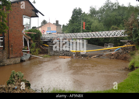 Straßenbrücke und Teil eines Hauses in Ludlow weggespült von Überschwemmungen des Flusses Corve in Shropshire, England Stockfoto