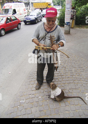 Plovdiv-Roma mit einem tanzenden Affen, Bulgarien Stockfoto