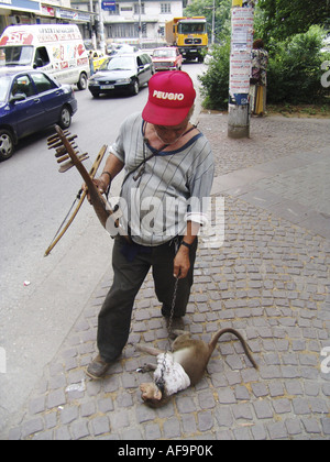 Plovdiv-Roma mit einem tanzenden Affen, Bulgarien Stockfoto