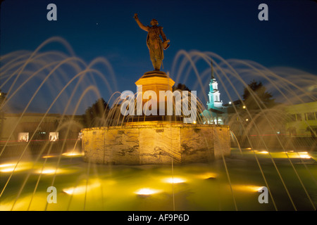 Georgia South Peach State La Grange La Fayette Square Brunnen fließendes Wasser öffentliche Kunst Ausdruck Schaffung kreative Replik von LePuy Frankreich Stockfoto