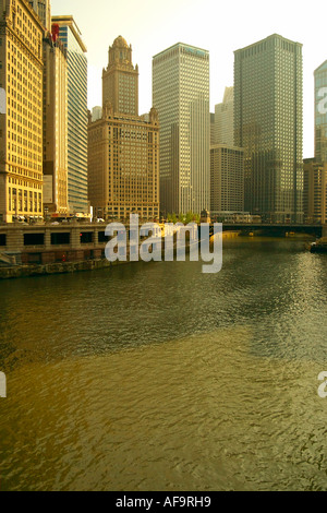 Die Innenstadt von Chicago Skyline gesehen über den Chicago River in den späten Nachmittag Stockfoto