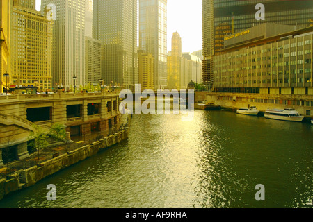 Die Innenstadt von Chicago Skyline gesehen über den Chicago River, spät am Nachmittag, Chicago Sun-Times Gebäude und Logo rechts Stockfoto