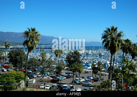 Überfüllten Yachthafen, Parkplatz und Palmen in Santa Barbara, Kalifornien Stockfoto