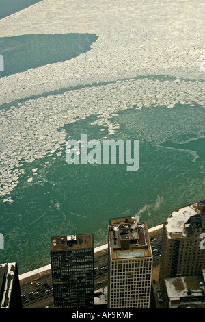 Weißes Eis auf der blaugrünen Oberfläche des Lake Michigan gegen die Chicago-Küste Stockfoto