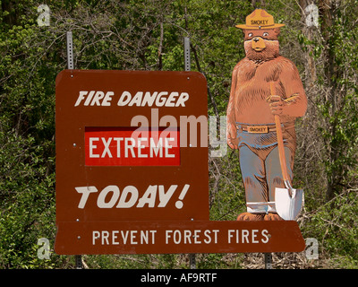 Großes Schild Warnung vor Brandgefahr in Vereinigte Staaten National Forest Land. Stockfoto