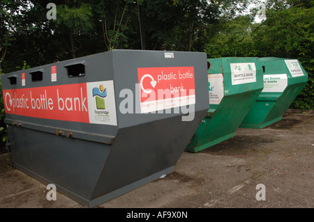 Mann, der Zeitschriften in recycling Bank in Bovey Tracey Devon England Stockfoto