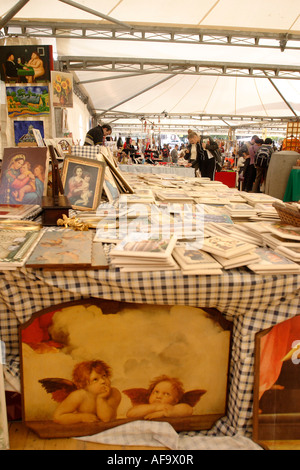 Ein Festzelt vor dem Vatikan-Museum ist voller Marktstände mit Kunst, Kunsthandwerk und Souvenirs. Stockfoto