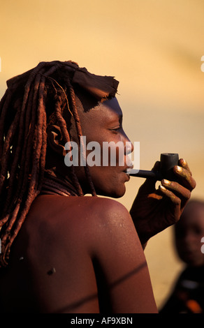 Porträt von Himba Frau Pfeife, Kaokoveld; Namibia Stockfoto