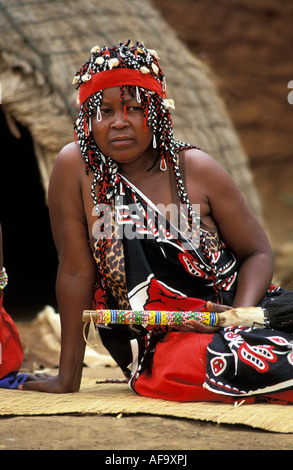 Zulu Geistheiler sitzen außerhalb ihrer Grashütte Shakaland Kulturdorf Eshowe, nördlichen Kwazulu-Natal; Südafrika Stockfoto